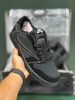 کتونی جردن 1 ترویس اسکات بلک فانتوم با لوگوی معکوس نایکی و رنگ‌بندی مشکی و سفید