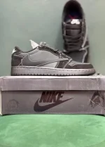 کتونی جردن 1 ترویس اسکات بلک فانتوم با لوگوی معکوس نایکی و رنگ‌بندی مشکی و سفید