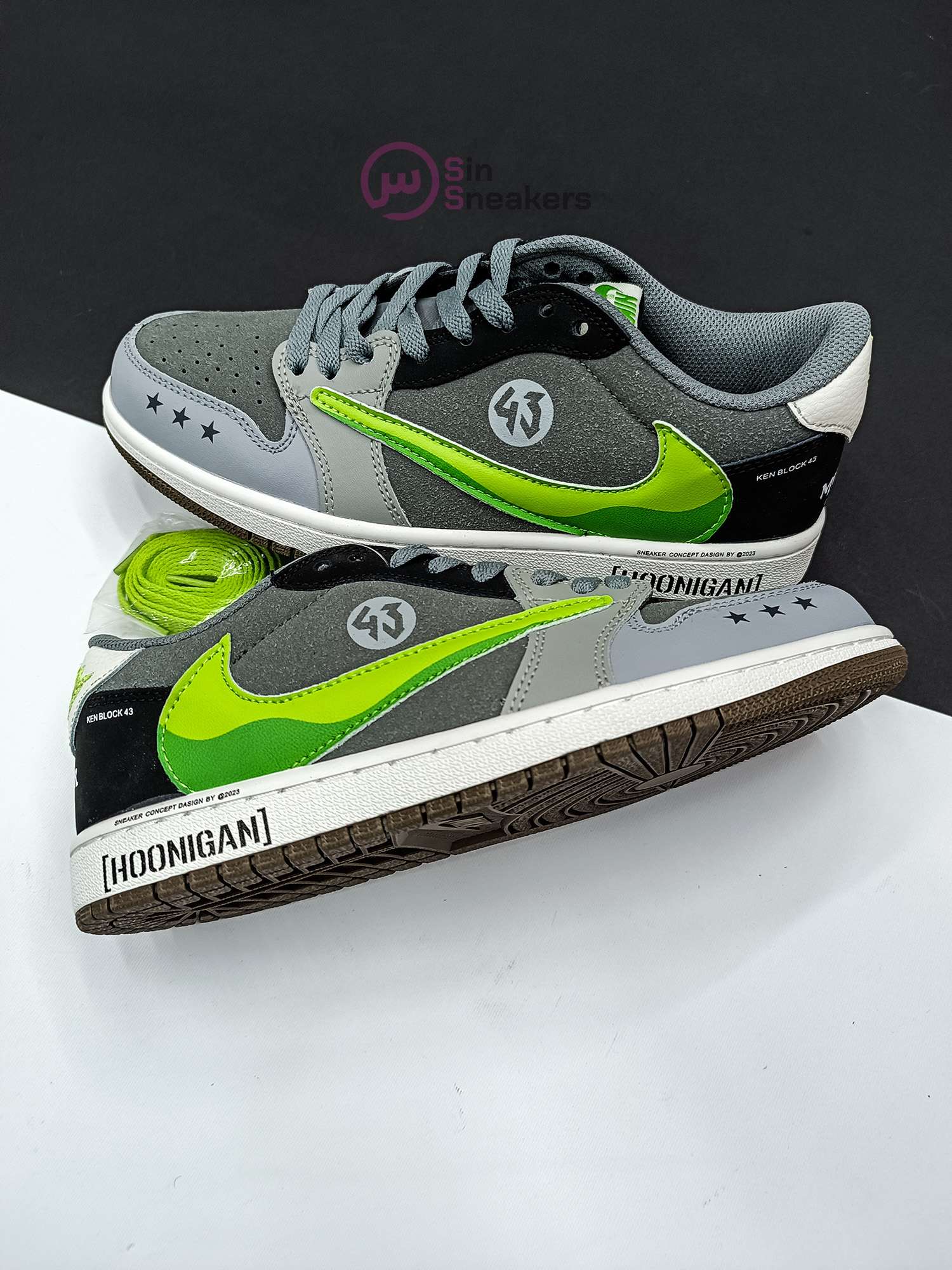 IMG_20240207_131450 (1) کتونی ترویس اسکات مانستر با طراحی خاص، لوگوی سبز مانستر و ترکیب رنگ جذاب مشکی و سفید.