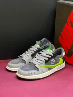 کتونی ترویس اسکات مانستر با طراحی خاص، لوگوی سبز مانستر و ترکیب رنگ جذاب مشکی و سفید.