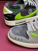 کتونی ترویس اسکات مانستر با طراحی خاص، لوگوی سبز مانستر و ترکیب رنگ جذاب مشکی و سفید.