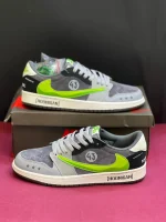 کتونی ترویس اسکات مانستر با طراحی خاص، لوگوی سبز مانستر و ترکیب رنگ جذاب مشکی و سفید.