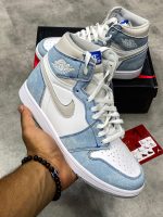 کتونی ساقدار جردن 1 هایپر رویال با ترکیب رنگ آبی روشن و سفید