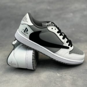 تصویر کتونی ایر جردن 1 ترویس اسکات پلی استیشن با رنگ‌بندی طوسی و سفید و لوگوی معکوس نایک