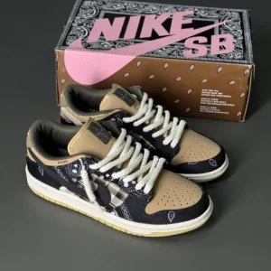 کتونی نایکی اس بی دانک با طرح باندانا، رنگ‌های متنوع، نمای بالا