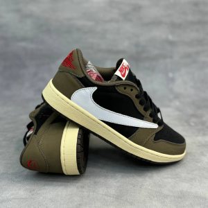 تصویر کتونی ایر جردن 1 ترویس اسکات موکا با رنگ‌بندی قهوه‌ای و سفید و لوگوی معکوس نایک