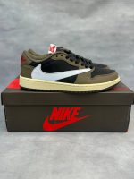 تصویر کتونی ایر جردن 1 ترویس اسکات موکا با رنگ‌بندی قهوه‌ای و سفید و لوگوی معکوس نایک