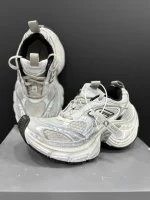 کتونی سفید بالنسیاگا مدل 10XL با طراحی خاص و سایز بزرگ