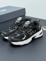 کتونی نیوبالانس ۵۳۰ مشکی کلاسیک با رویه چرم و مش و زیره مقاوم