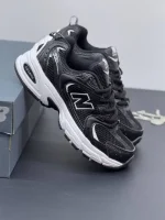 کتونی نیوبالانس ۵۳۰ مشکی کلاسیک با رویه چرم و مش و زیره مقاوم