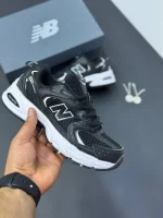 کتونی نیوبالانس ۵۳۰ مشکی کلاسیک با رویه چرم و مش و زیره مقاوم