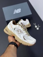کتونی نیوبالانس ۵۳۰ سفید قهوهای با رویه چرم و مش و زیره مقاوم