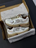 کتونی نیوبالانس ۵۳۰ سفید قهوهای با رویه چرم و مش و زیره مقاوم