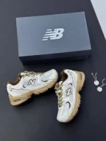 کتونی نیوبالانس ۵۳۰ سفید قهوهای با رویه چرم و مش و زیره مقاوم