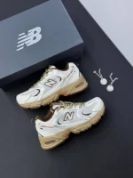 کتونی نیوبالانس ۵۳۰ سفید قهوهای با رویه چرم و مش و زیره مقاوم