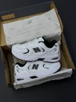 کتونی نیوبالانس ۵۳۰ سفید و مشکی با رویه چرم و مش و زیره مقاوم