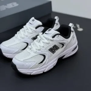 کتونی نیوبالانس ۵۳۰ سفید و مشکی با رویه چرم و مش و زیره مقاوم