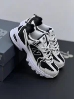 کتونی نیوبالانس ۵۳۰ مشکی سفید با رویه چرم و مش و زیره مقاوم