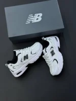 کتونی نیوبالانس ۵۳۰ سفید و مشکی با رویه چرم و مش و زیره مقاوم