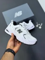 کتونی نیوبالانس ۵۳۰ سفید و مشکی با رویه چرم و مش و زیره مقاوم