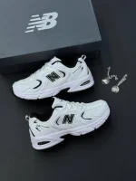 کتونی نیوبالانس ۵۳۰ سفید و مشکی با رویه چرم و مش و زیره مقاوم