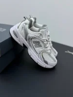 کتونی نیوبالانس 530 سفید نقره ای، سبک و راحت برای استفاده روزانه