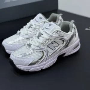 کتونی نیوبالانس 530 سفید نقره ای، سبک و راحت برای استفاده روزانه