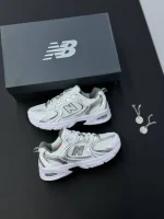 کتونی نیوبالانس 530 سفید نقره ای، سبک و راحت برای استفاده روزانه