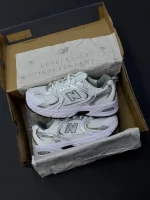 کتونی نیوبالانس 530 سفید نقره ای، سبک و راحت برای استفاده روزانه