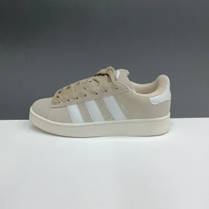 کتونی آدیداس کمپس با رویه جیر کرمی و سه خط سفید کلاسیک