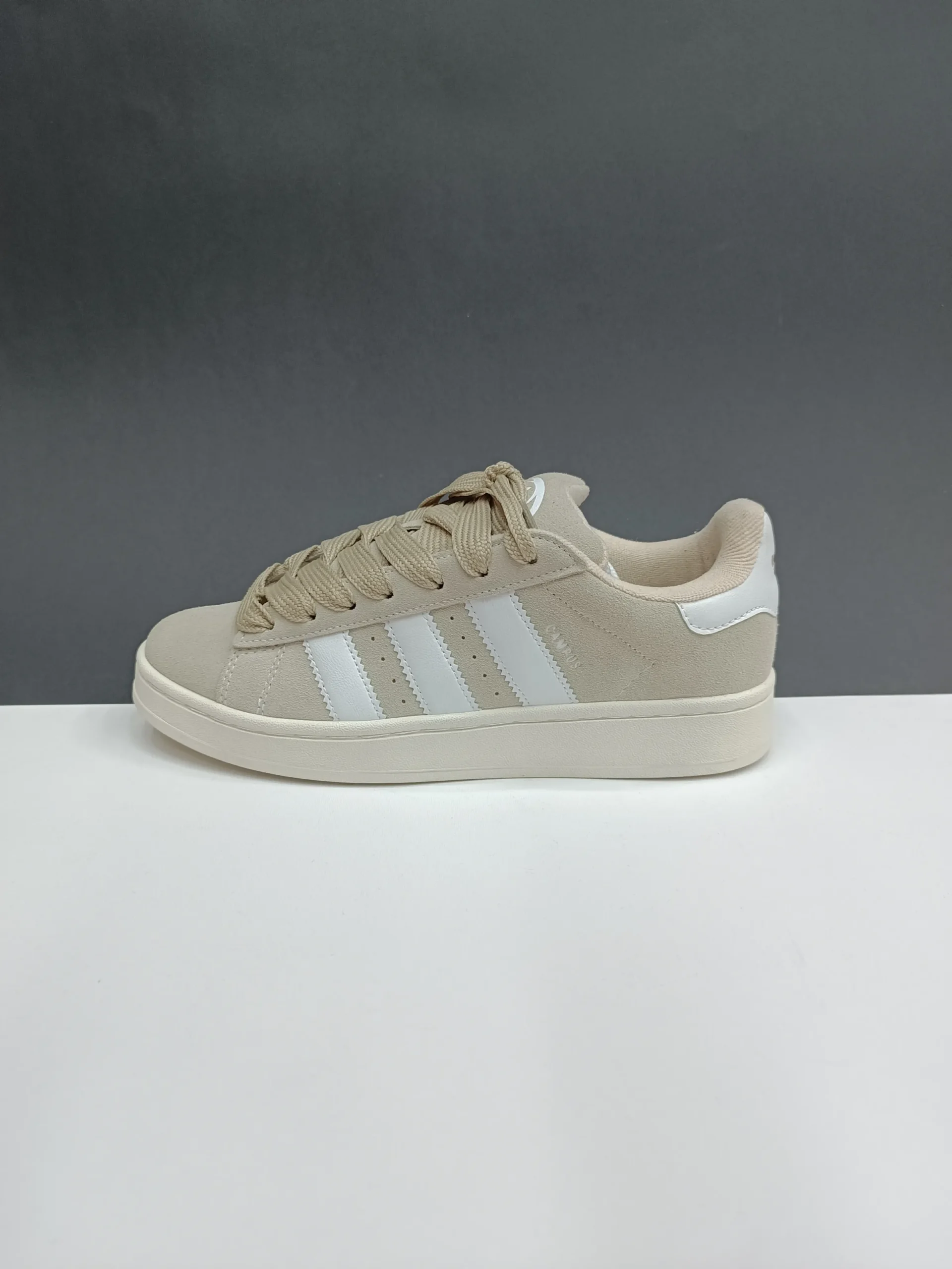Adidas-campus-cream کتونی آدیداس کمپس با رویه جیر کرمی و سه خط سفید کلاسیک