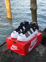 "کتونی اِیر آپتمپو مشکی جزئیات لوگو AIR"