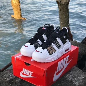 "کتونی اِیر آپتمپو مشکی جزئیات لوگو AIR"