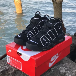 "کتونی اِیر آپتمپو مشکی نایک اصل - نمای کناری و روبرو با جزئیات لوگو AIR"