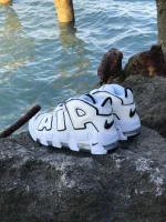 کتونی نایکی اِیر آپتمپو سفید با رنگبندی سفید، مشکی