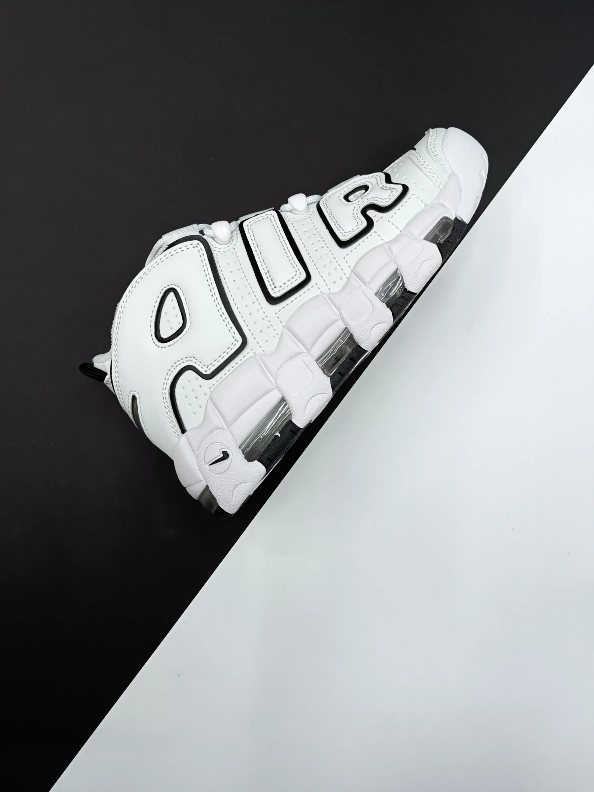 Air-Uptempo-white کتونی نایکی اِیر آپتمپو سفید با رنگبندی سفید، مشکی