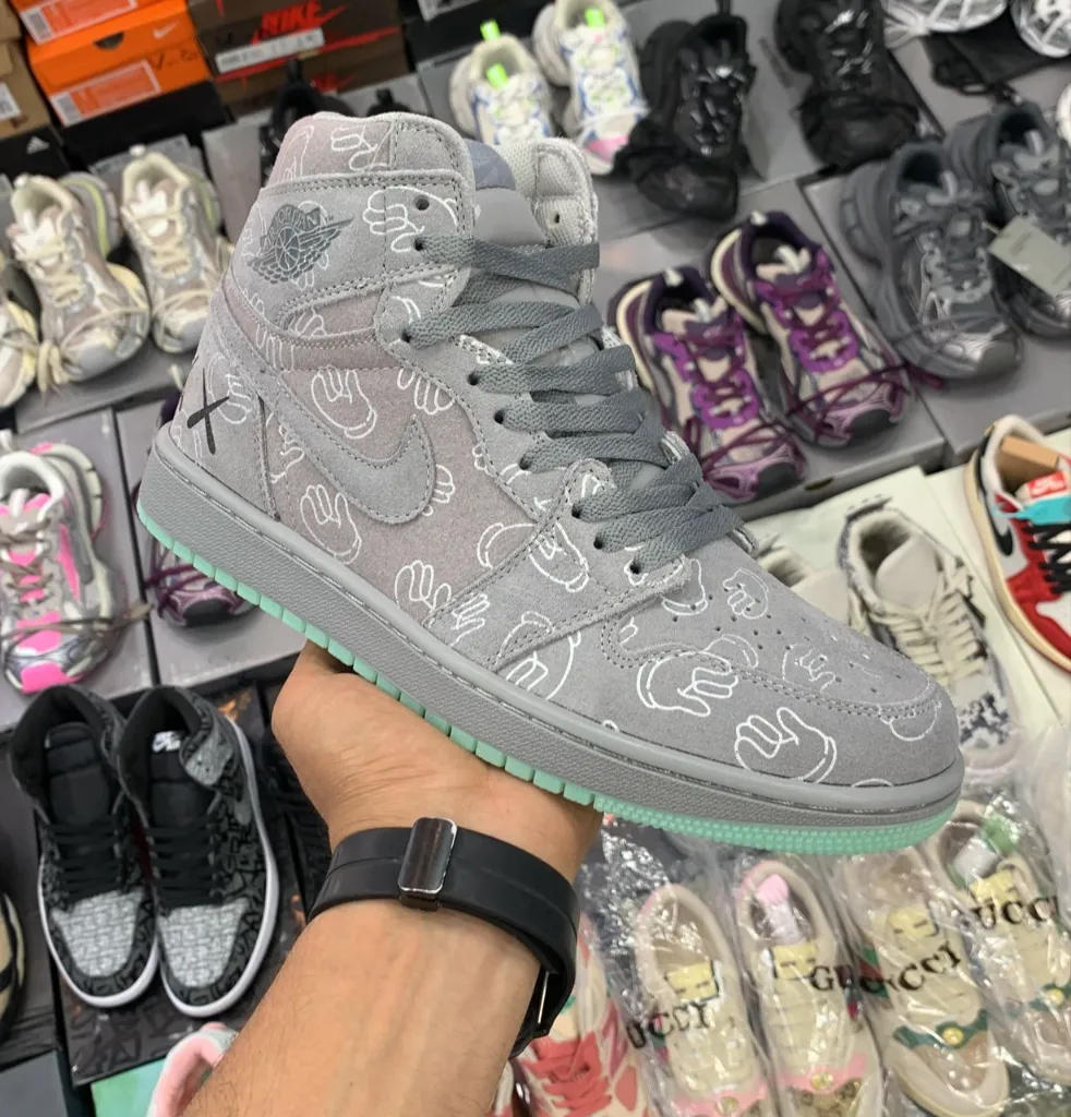 Air-jordan1-high-kaws-grey کتونی جردن 1 ساقدار کاز کیفیت مستر