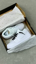 کتونی ایر جردن 1 تمام سفید با لوگوی نایک برجسته