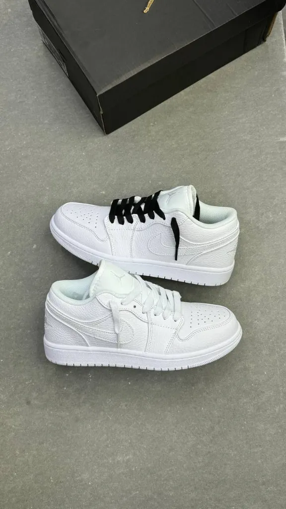 Air-jordan1-low-triple-white کتونی ایر جردن 1 تمام سفید با لوگوی نایک برجسته