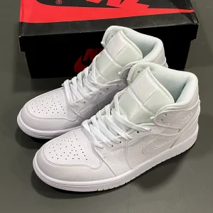 کتونی ایر جردن 1 نیم ساق تمام سفید با لوگوی نایک برجسته