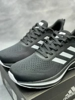 کتونی رانینگ آدیداس آلفا بونس مشکی و سفید، نمای سه رخ