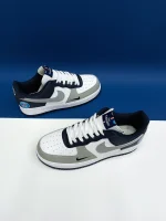 کتونی نایکی ایرفورس با طرح پاریسن ژرمن، رنگ سفید و آبی، نمای جانبی