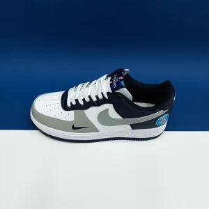 کتونی نایکی ایرفورس با طرح پاریسن ژرمن، رنگ سفید و آبی، نمای جانبی