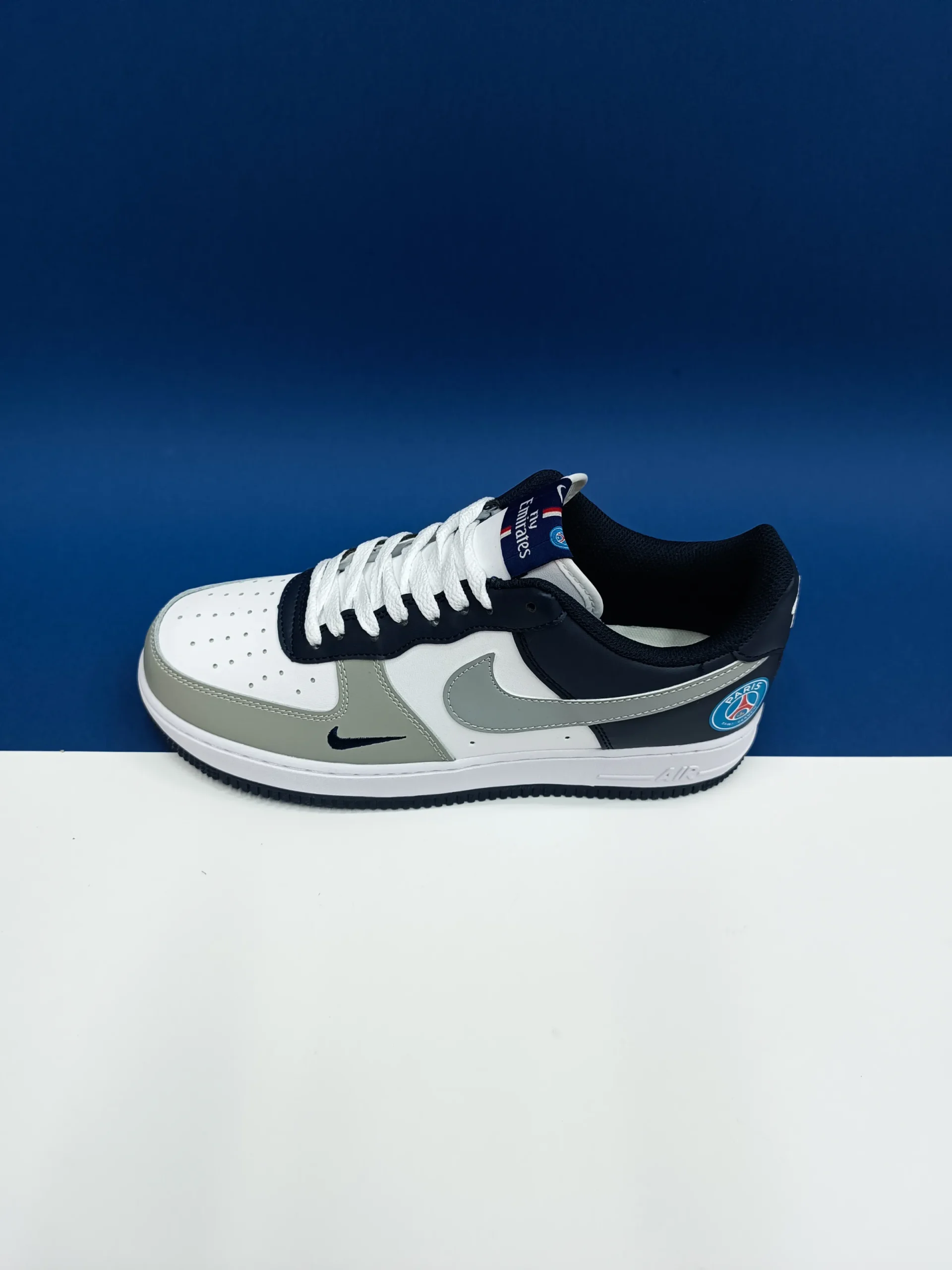 air-force-psg کتونی نایکی ایرفورس با طرح پاریسن ژرمن، رنگ سفید و آبی، نمای جانبی