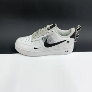 کتونی نایکی ایرفورس Utility مشکی رنگ با لوگوی سفید نایکی روی بدنه