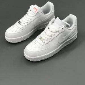 کتونی نایکی ایرفورس کلاسیک سفید - نمای بالا و کناری کفش