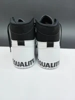 کتونی نایکی جردن 1 ایکوالیتی با طراحی مینیمال و پیام اجتماعی "Equality"، نمادی از برابری و عدالت.