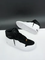 کتونی نایکی جردن 1 ایکوالیتی با طراحی مینیمال و پیام اجتماعی "Equality"، نمادی از برابری و عدالت.