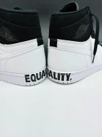 کتونی نایکی جردن 1 ایکوالیتی با طراحی مینیمال و پیام اجتماعی "Equality"، نمادی از برابری و عدالت.