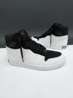 کتونی نایکی جردن 1 ایکوالیتی با طراحی مینیمال و پیام اجتماعی "Equality"، نمادی از برابری و عدالت.